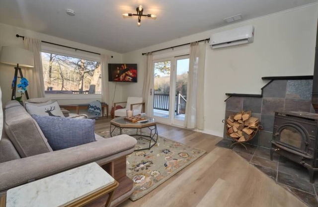 Private Cozy 2BR Lakefront, 200-Acre Estate