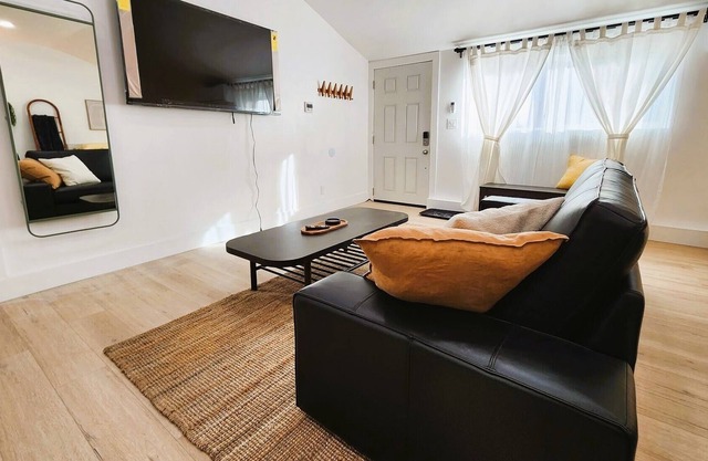 Private Cozy studio newly remodeled near Disneyland / beach / convention center