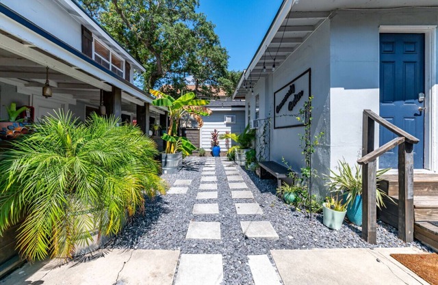 Private Deck Pet Friendly Spacious Courtyard