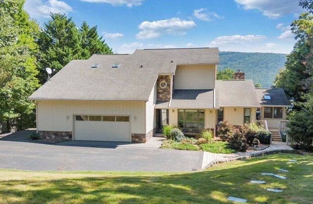 LAKE Allure: Lakefront Home with Private Dock - Casago SML