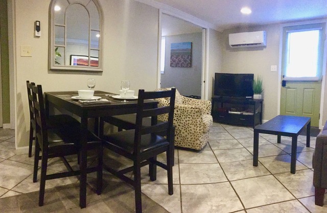 Privado, que admite mascotas en Asheville APT, a minutos del centro de la ciudad, River Arts, Biltmore.