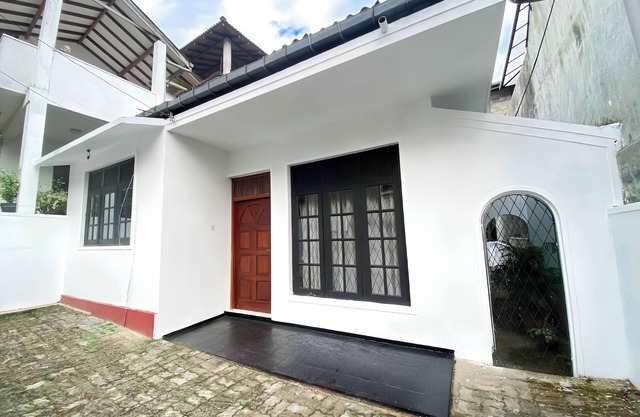 Charming 2 bedroom house with Wi-Fi hot water and AC in delightful Battaramulla