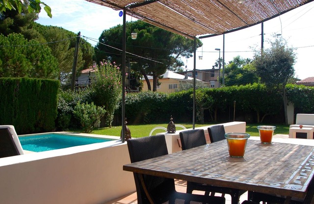 Piscina privada y jardín, a pocos pasos de la playa, entre Barcelona y Sitges
