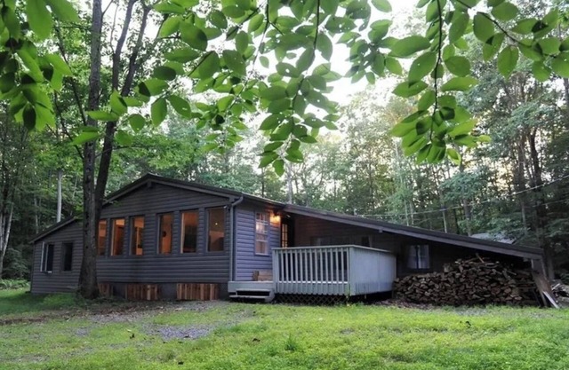 Private Family Lake Home minutes to beaches. Jacuzzi, Deck, Games - Pets welcome