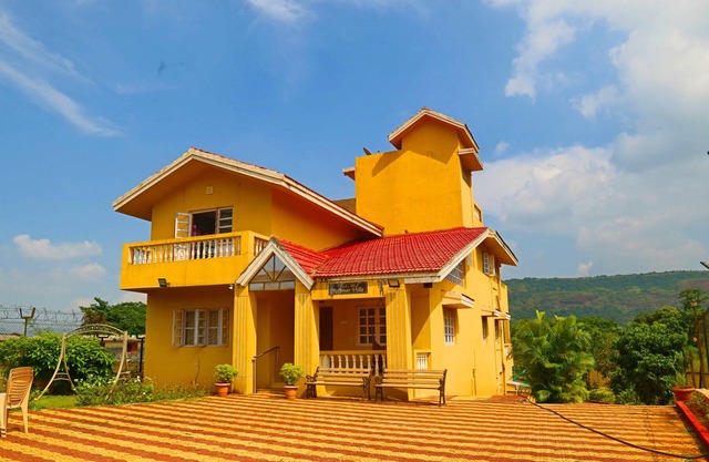 Espaciosa villa rural con gran área abierta, piscina privada para adultos y césped