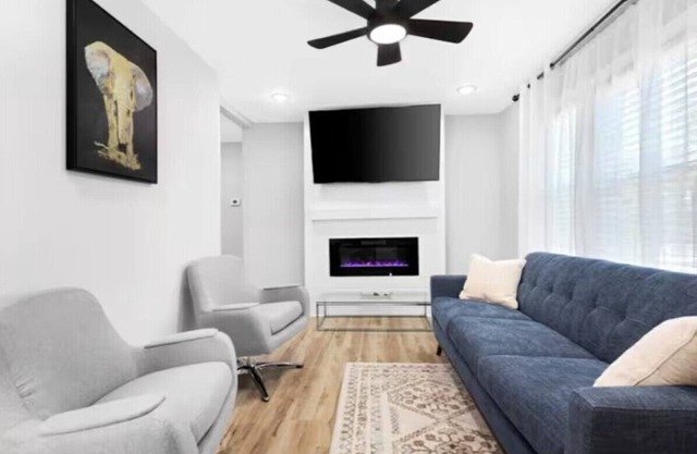 Private Fenced Yard Fireplace Free Parking