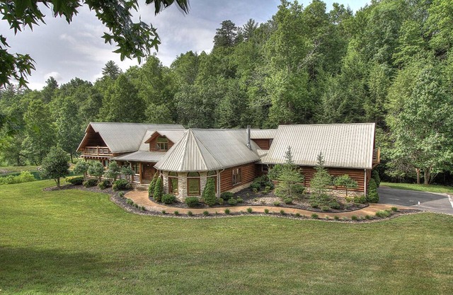 Pigeon Forge Cabin, recuerdos familiares, estanque de pesca, FirePit, sala de teatro, juegos de arcade, mesa de billar
