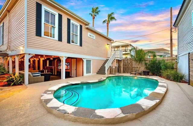 Private heated pool, 3 blocks to the beach
