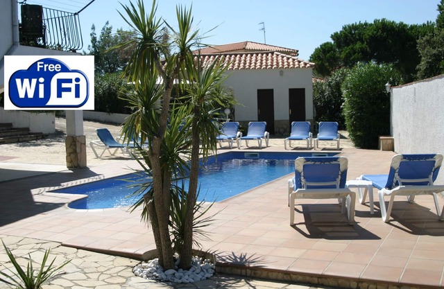 Tranquila villa privada: PISCINA CLIMATIZADA, WIFI, COCHERA, GOLF, SALÓN AIRE ACONDICIONADO.