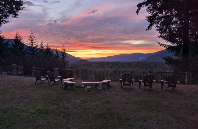 Private Hilltop Escape. Firepit, BBQ, Sunset, Sauna, Office