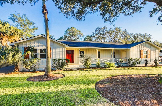 Private home near marina with fenced yard, covered deck, firepit & grill