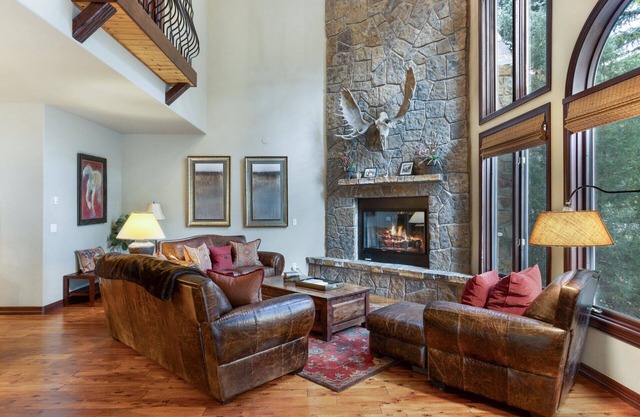 Private Hot Tub - Luxurious & Large with 3 Living Rooms - Convenient to Free Bus