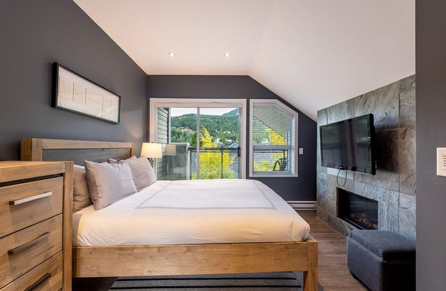 Private Hot Tub | Large deck | Wifi | Free Parking