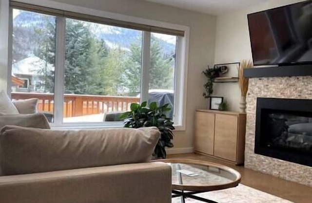 Private Hot tub / Spacious Retreat / Walk Downtown