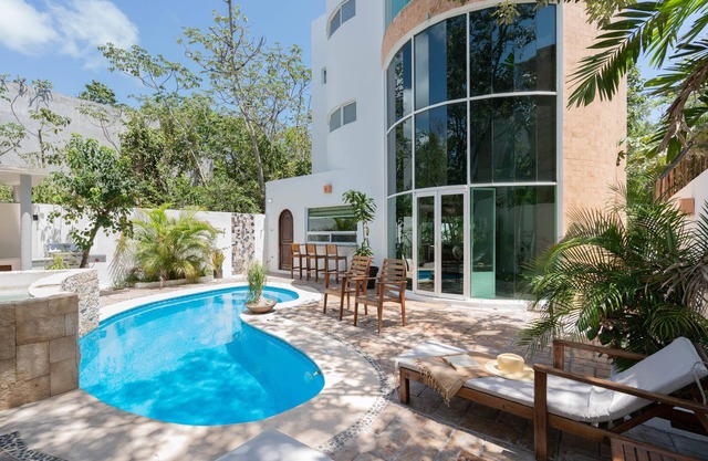 Casa privada con casita de invitados, piscina y jardines.