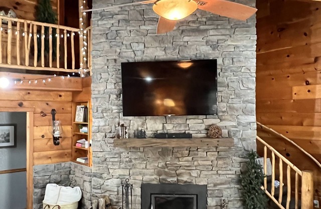 Private Lake Access, Pet friendly, Hot Tub, Ski, Boating, Golf, Family Retreat!