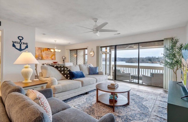 LAKE Vibes - Private lakefront condo with beautiful lake views!