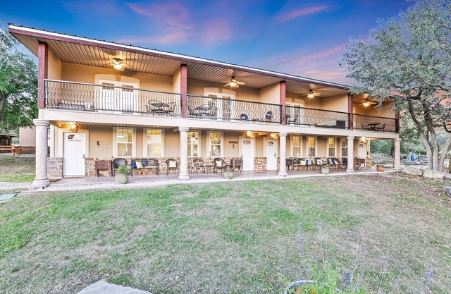 Private Lakeview Resort / Sleeps up to 25 / Pet Friendly