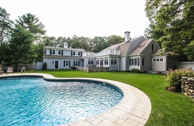 Fabulosa casa de estilo Nantucket en Osterville con piscina climatizada y pase de playa.