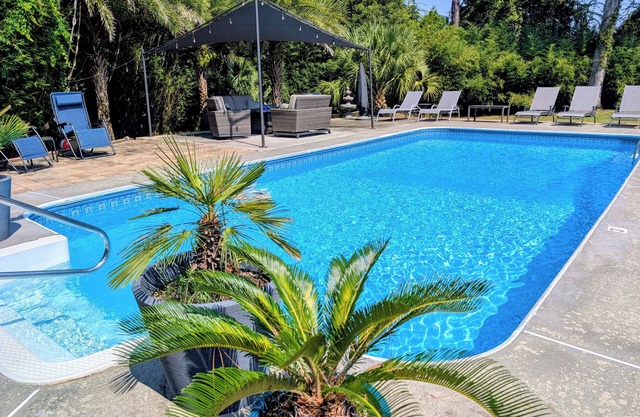 Private Oasis w/ Pool, Hot Tub & Bar - 15 Min to Savannah & Tybee Beach
