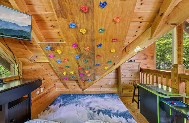 Private Pickle-ball and Basketball Court / Kids Climbing Wall / Hot Tub / Arcade