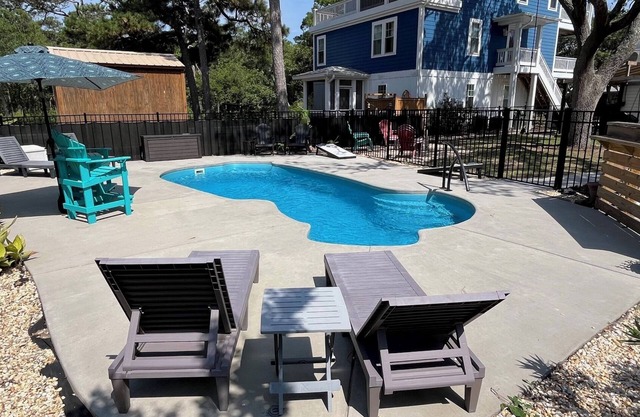**PRIVATE POOL** 1 Block to Beach