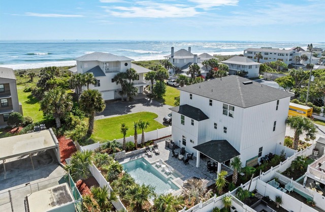 Private Pool - 3 En-Suite King Bedrooms + Bunkroom for 4 - Steps from the Beach