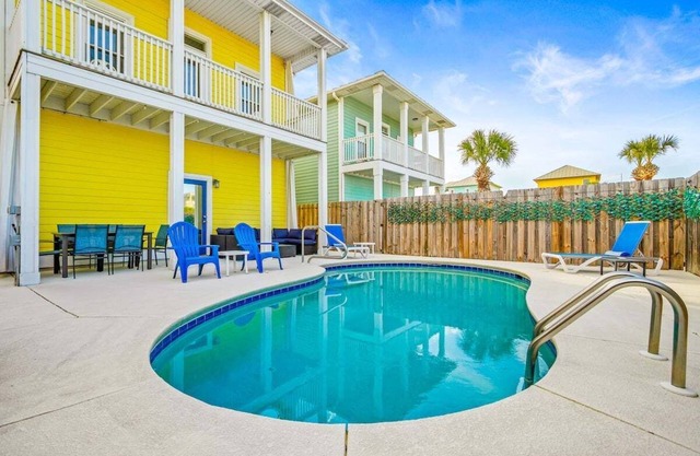 Private Pool,Dog-friendly,Walk to Beach!Sleeps 15!