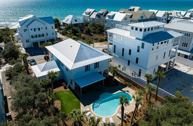 Piscina privada compuesta con vista al golfo Duerme 24 a tres minutos a pie de la playa.
