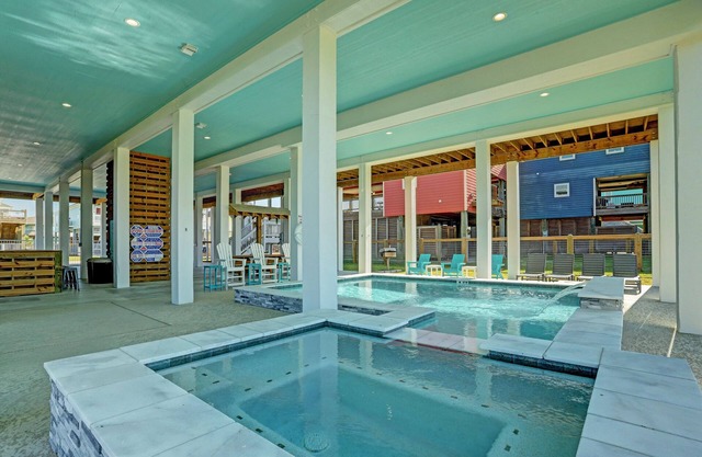 PRIVATE POOL & HOT TUB!!! Sleeps 22 w/ 3 King Master Suites & 8 Queen beds!!!
