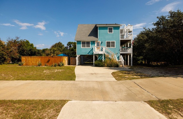 Private pool w/ heat available, hot tub, pet friendly, 5 min walk to beach!