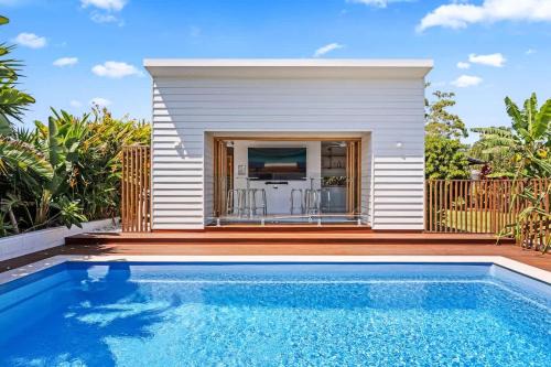 Private Poolside Paradise -PoolBar - Walk to Beach