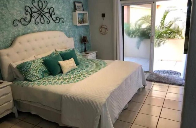 Private, quiet King Master bed & bath,Pool, City & Marina view. Pedregal.