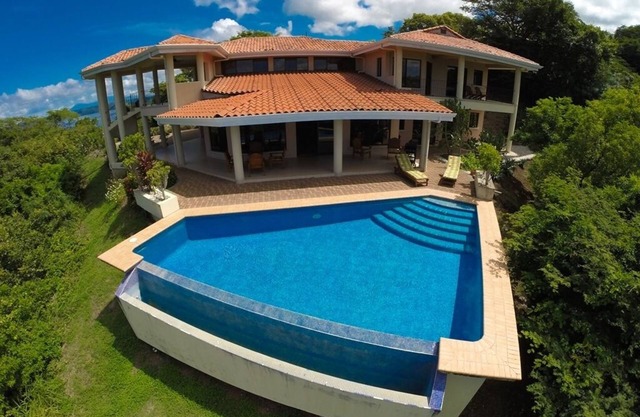 Villa Quetzal - Dos pisos de terrazas al aire libre Vista al mar Casa en Playa Hermosa