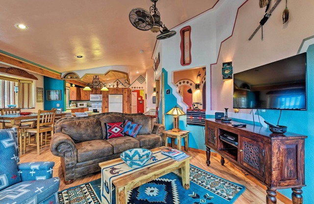 ¡NUEVO! Casa en 1/2 Acre ~ 30 minutos para Taos Ski Valley!