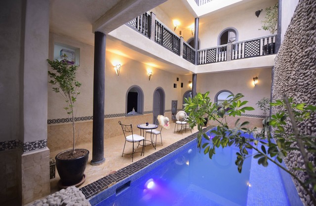 RIAD privatizada con piscina climatizada, jacuzzi y servicio de hotel.