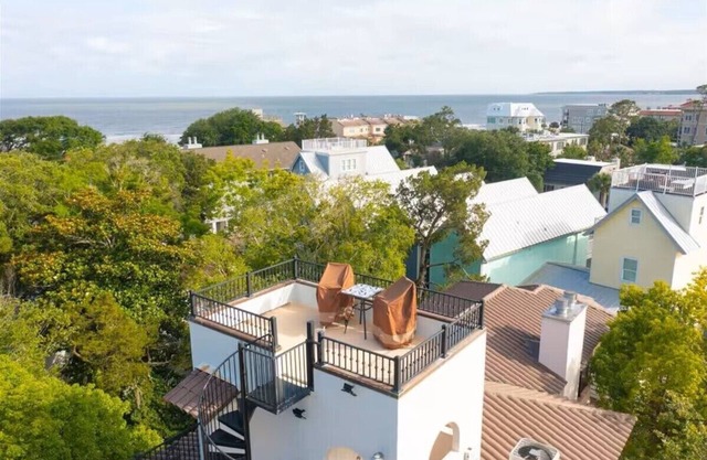 Private Rooftop/Walk to Beach / Parking /Chef Kitchen