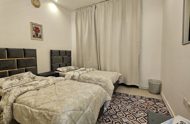 Habitación privada y balcón en una villa.