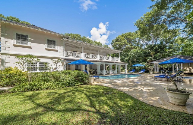 Una villa privada pero a solo un corto paseo de Sandy Lane Beach - Excelente ubicación