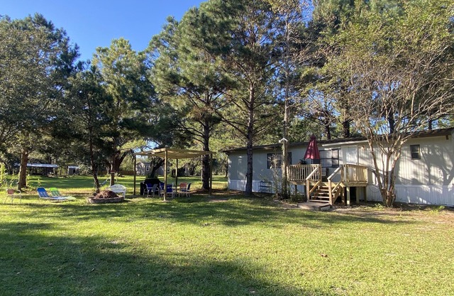 Cabaña entre pinos y al lado del estanque