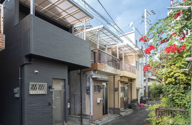 Private stay in a private building】20 minutes by train from Kansai Airport/ 1 minute walk from the station.