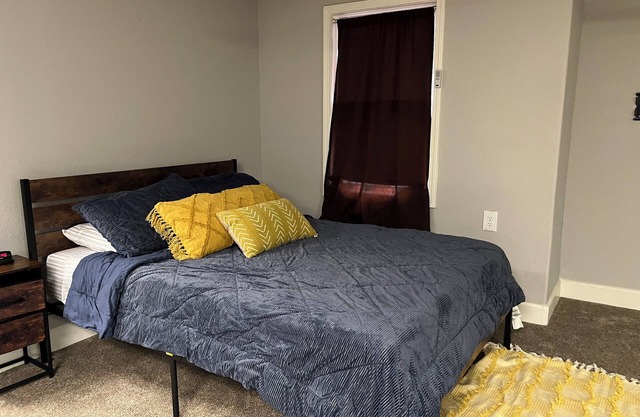 Private Suite w/ Private Access in lovely Lee's Summit with WiFi, fitness room