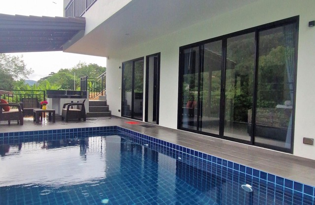 Villa con piscina privada y vistas al valle en Phuket