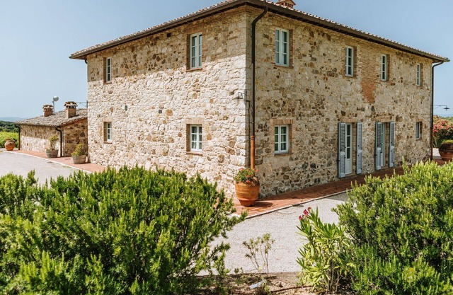 Private Villa with hot tub, private pool, A/C, WIFI, TV, patio, panoramic view, close to Siena