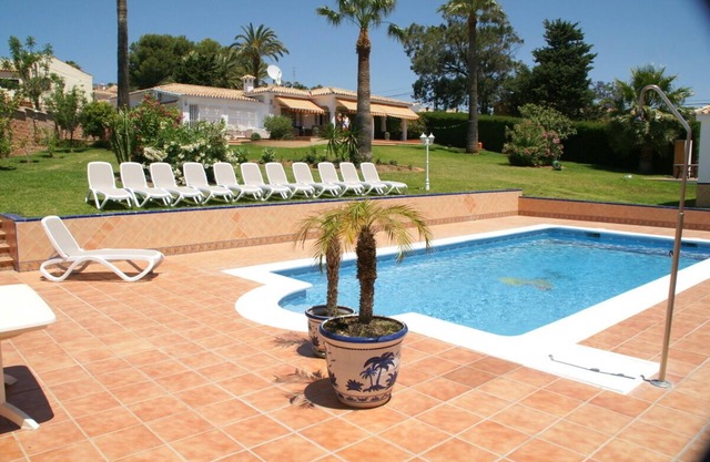 Villa privada con piscina propia y vistas al mar.