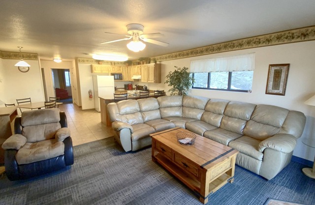 Privately Owned 2 Bedroom condo located at Barefoot Resort..
