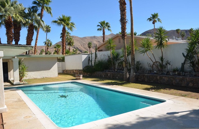 Hermoso paraíso privado, Upper Cove, magníficas vistas a la montaña, piscina, mascotas