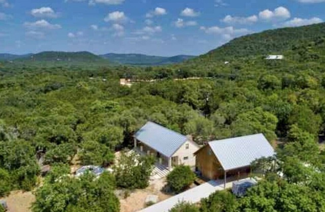 Immaculate, Professionally Decorated & Fully Stocked Luxury Home near Frio River