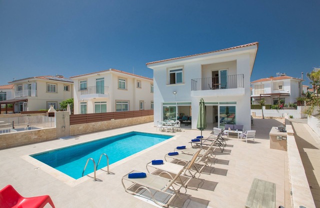 Protaras Villa ME16 - villa en primera línea que tiene capacidad para 10