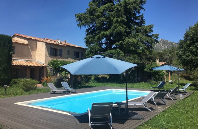 Bastide provenzal en su entorno verde, piscina de 10x5 m, parque arbolado